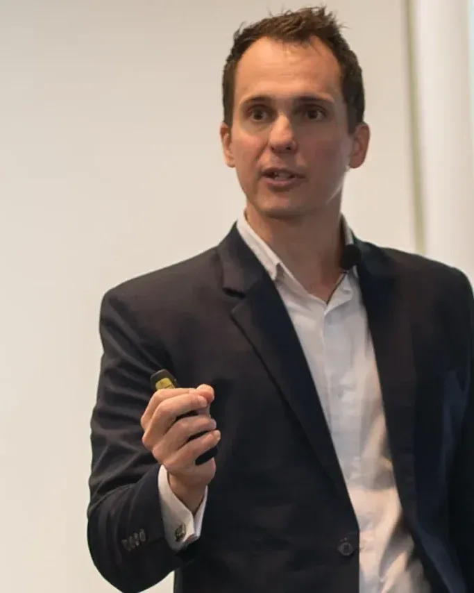 Omar Westerberg, founder of Safekeep Global, speaking at a seminar with a presentation clicker in hand